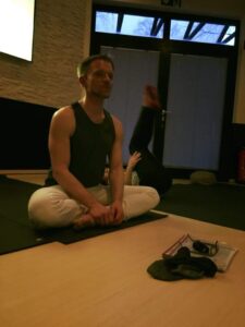 "Yoga online mit Lars" (fortlaufend, Montags 19:30 - 20:30 Uhr) @ online per ZOOM